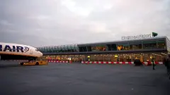  Hollanda Yetkilileri Açıkladı: Yoğun Kar Yağışı Havalanı Uçuşlarını İptal Ettirdi - Ucon